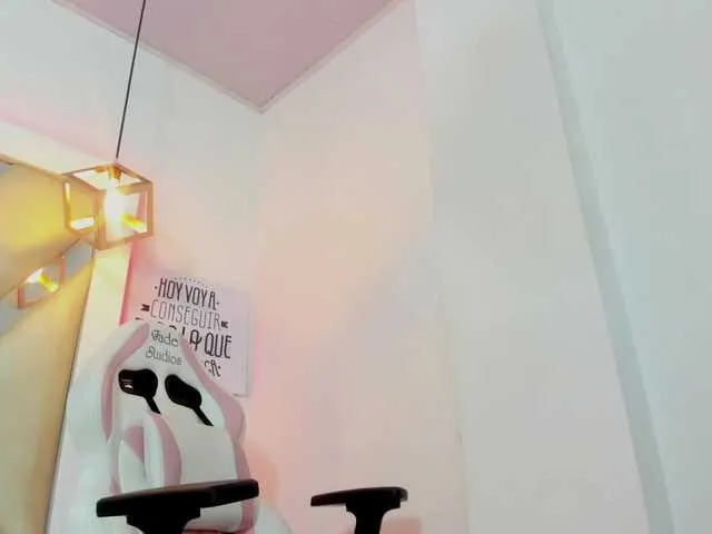 Live sex webcam photo for Mia-Spencer #269417593