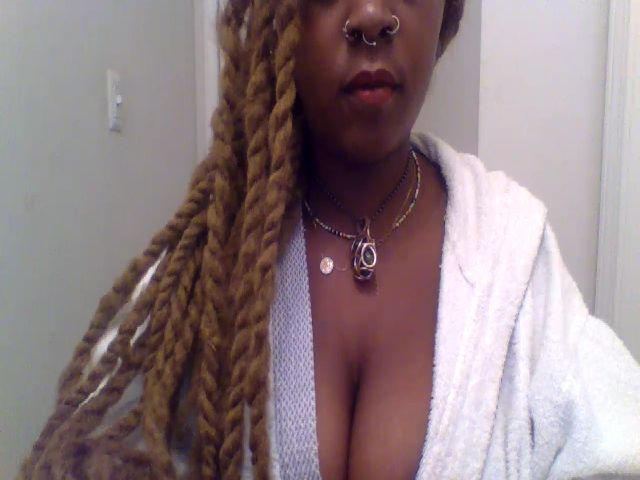 Live sex webcam photo for SexiiLexxii1 #269428086