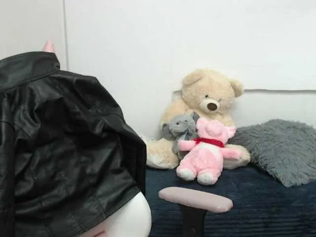 Live sex webcam photo for Angeluxxx #269445831