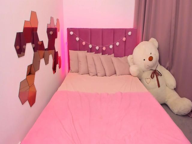 Live sex webcam photo for RedCat18 #269445857