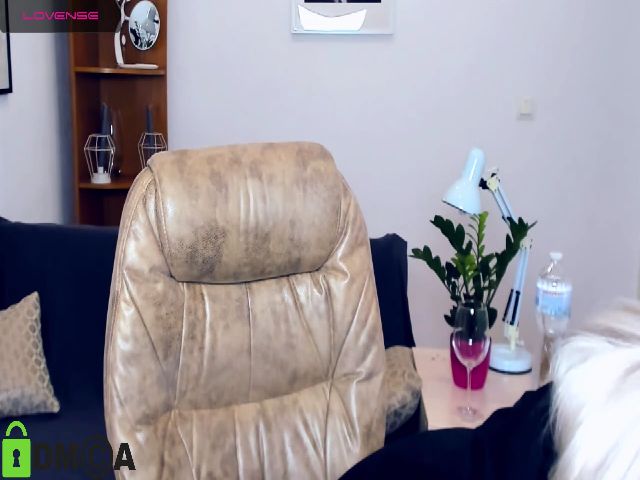 Live sex webcam photo for LisaJun #269439538