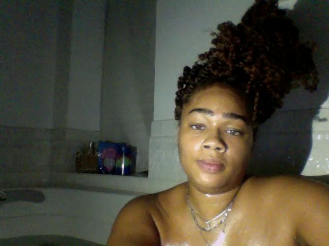 Live sex webcam photo for HoneyBusty69 #269435367