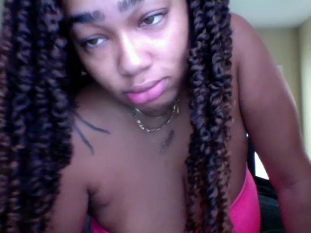 Live sex webcam photo for HoneyBusty69 #269443609