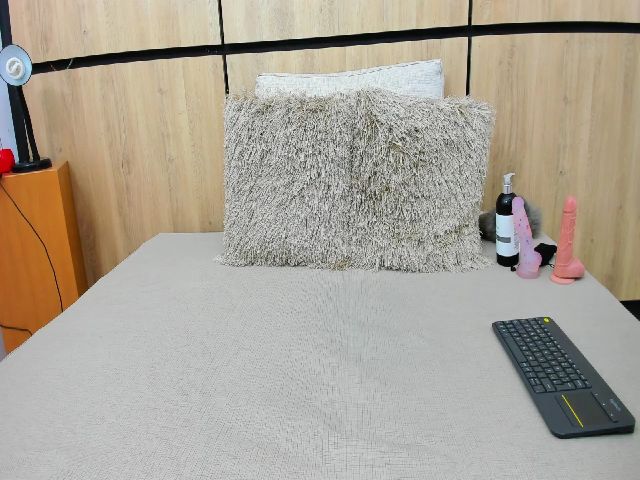 Live sex webcam photo for Charlotte_LW #269446992