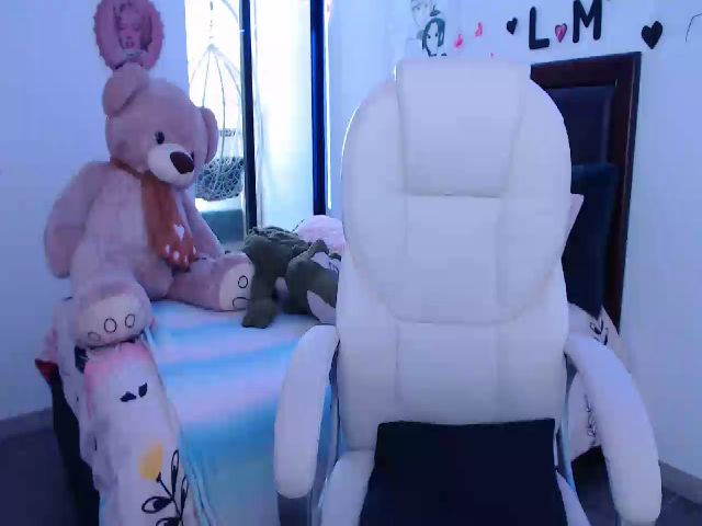 Live sex webcam photo for Laura_R23 #269444213