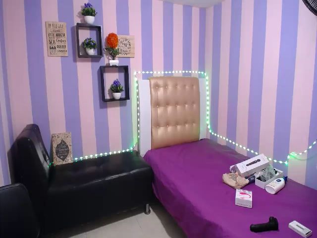 Live sex webcam photo for Britany29 #269449265