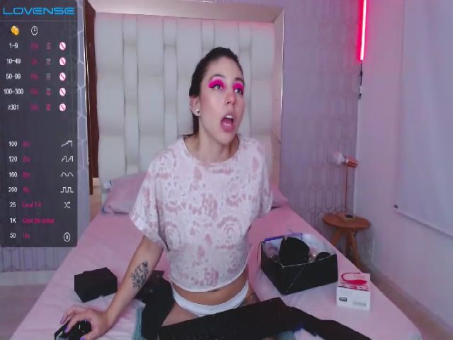 Live sex webcam photo for Emily_evans18 #269453155