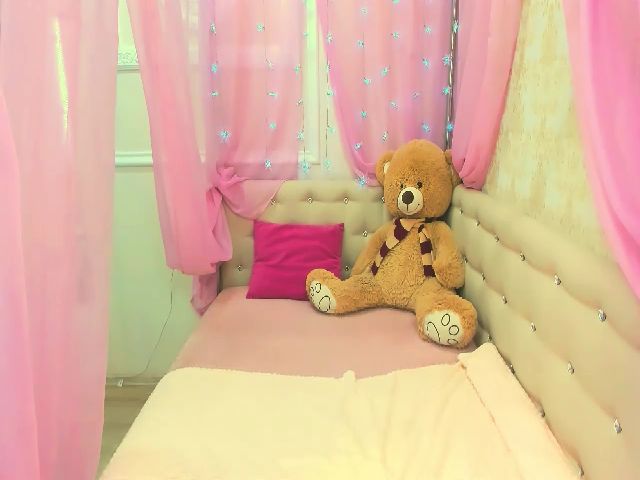 Live sex webcam photo for LIL_MAYA #269456184