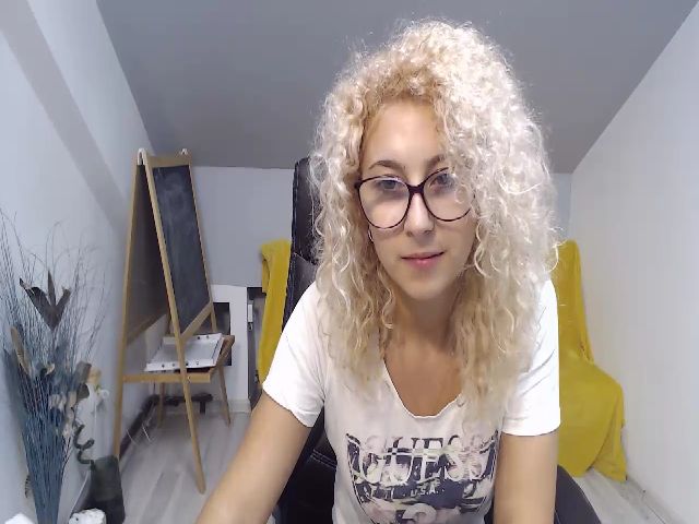 Live sex webcam photo for CurlyBella #269453455