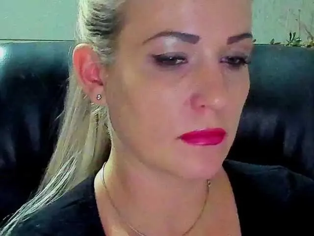 Live sex webcam photo for SmokingWoman #269450084