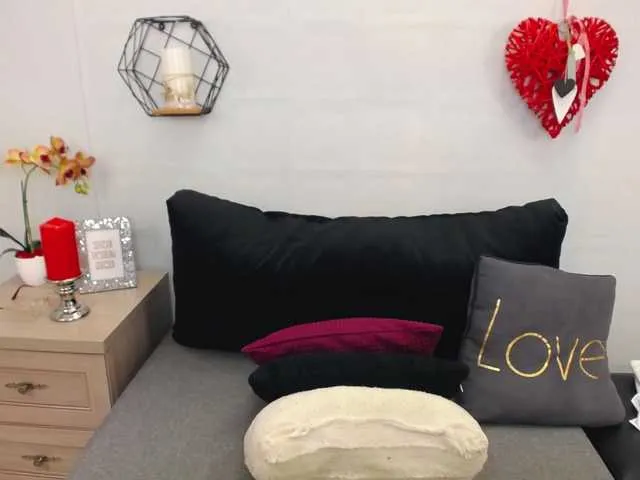 Live sex webcam photo for EmilyQueen #269479963