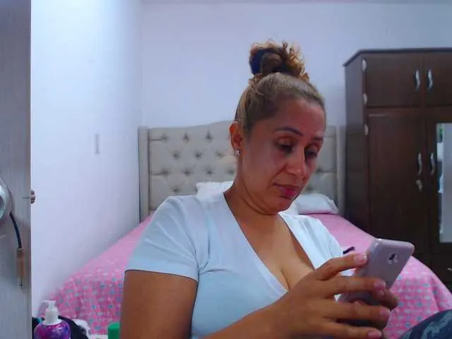 Live sex webcam photo for RoxanaMilf #269485962