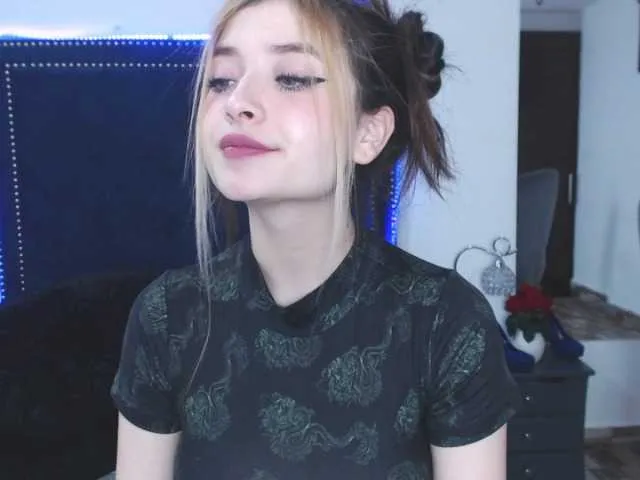 Live sex webcam photo for CarolineJames #269479834
