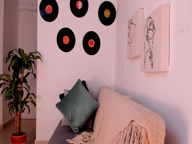 Live sex webcam photo for Amy_love69 #269471708