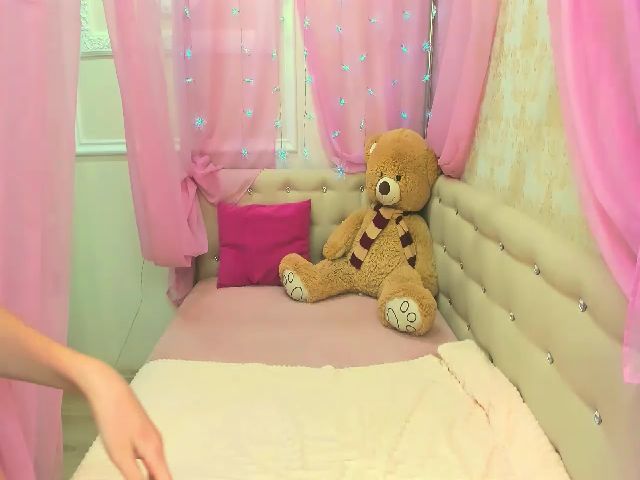 Live sex webcam photo for LIL_MAYA #269477097