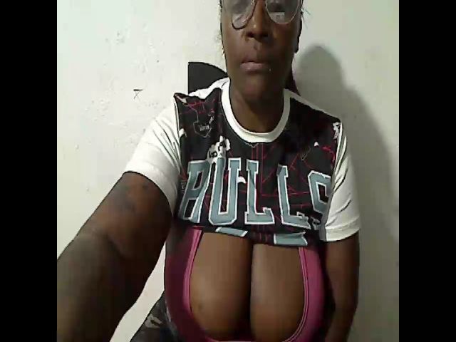 Live sex webcam photo for Assbigxhot9 #269472050