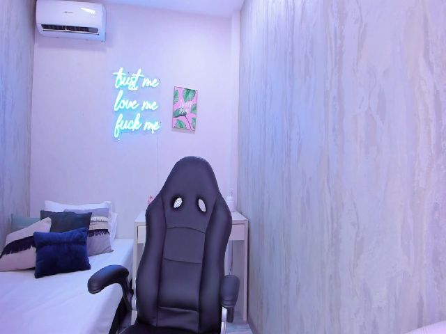 Live sex webcam photo for VictoriaMilan #269481692