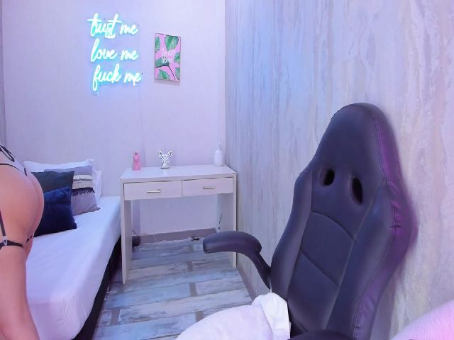 Live sex webcam photo for VictoriaMilan #269486239