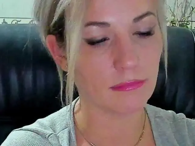 Live sex webcam photo for SmokingWoman #269469954