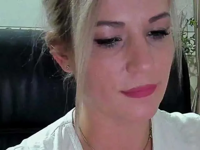 Live sex webcam photo for SmokingWoman #269484440