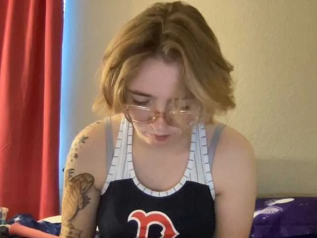 Live sex webcam photo for CandyBurger21 #269490633