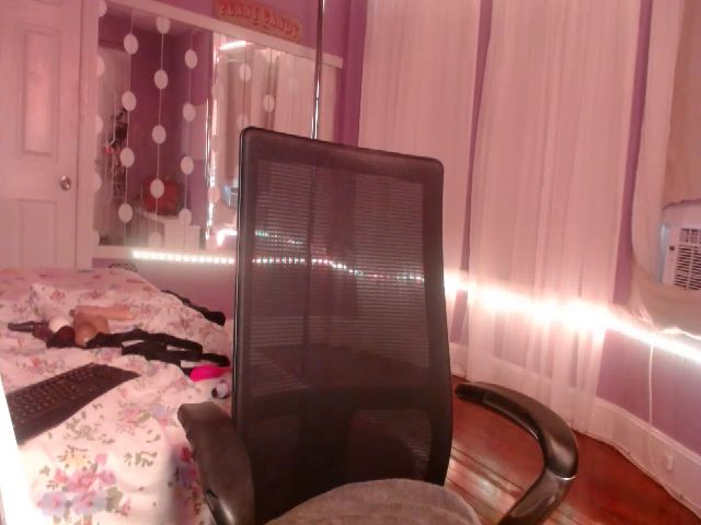 Live sex webcam photo for Iluvishmet #269499499