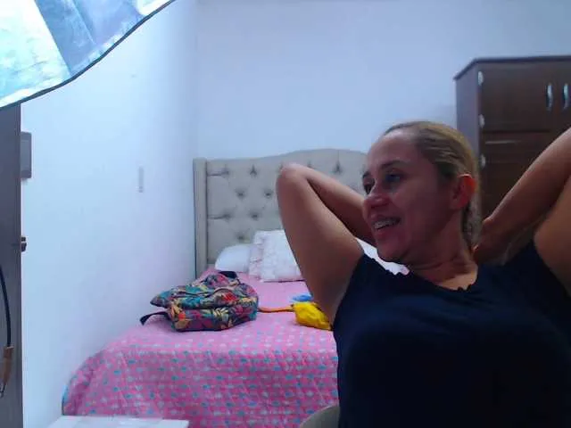 Live sex webcam photo for RoxanaMilf #269512065