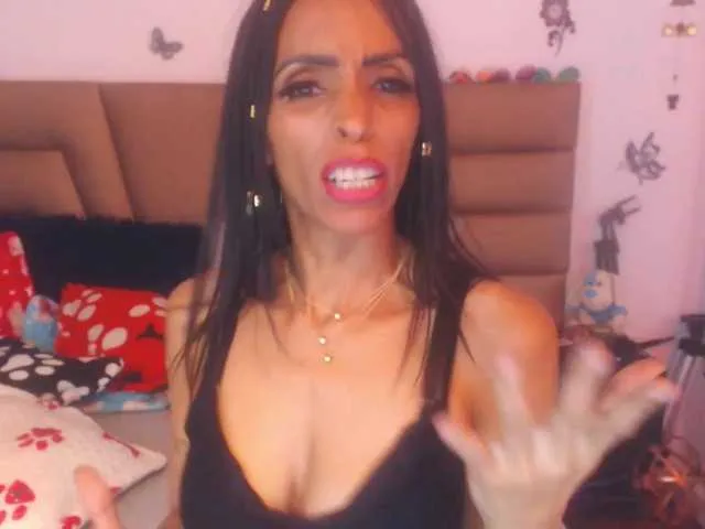 Live sex webcam photo for nicky-bennett #269515566