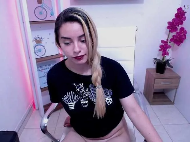 Live sex webcam photo for Eimyrosse #269511969