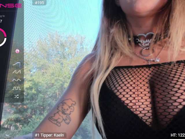 Live sex webcam photo for MissAriana #269522096