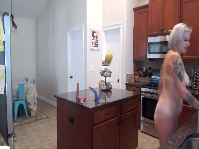 Live sex webcam photo for AtomicMilf #269525952