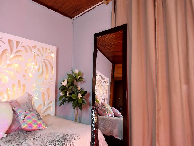 Live sex webcam photo for Cat_apple #269531702