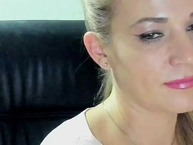 Live sex webcam photo for SmokingWoman #269520947