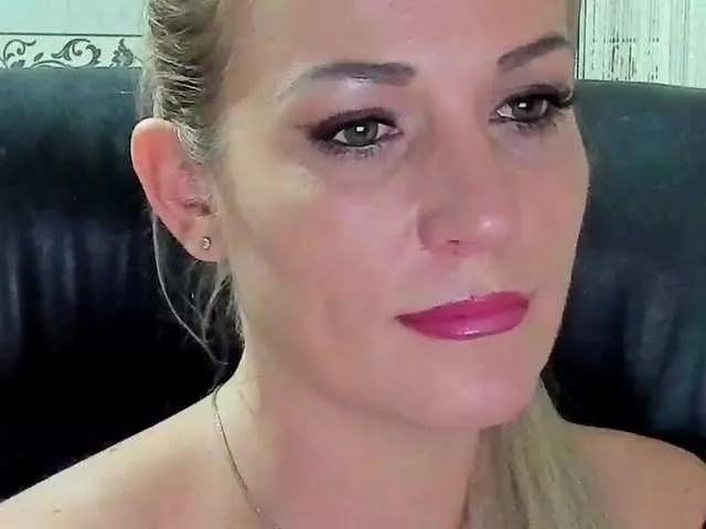 Live sex webcam photo for SmokingWoman #269528055