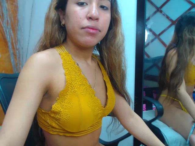 Live sex webcam photo for KellyJhons #269536135