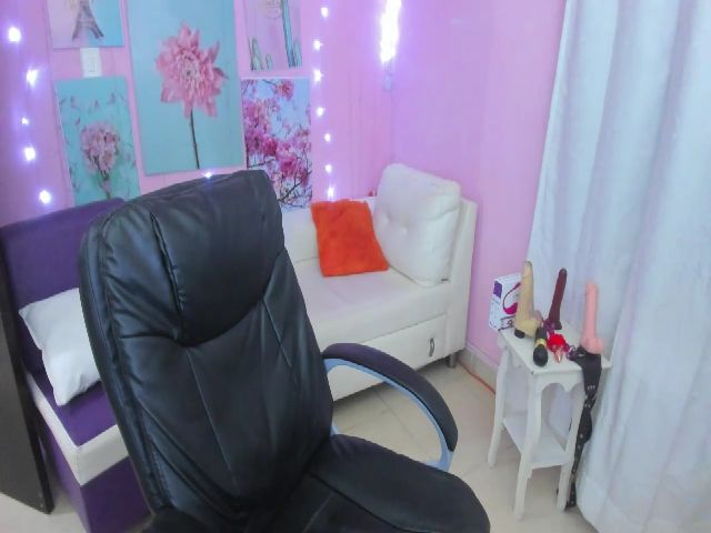 Live sex webcam photo for Lunita_start #269550395