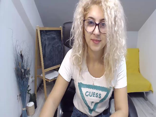 Live sex webcam photo for CurlyBella #269536730