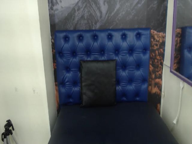 Live sex webcam photo for Cleo_e #269541927