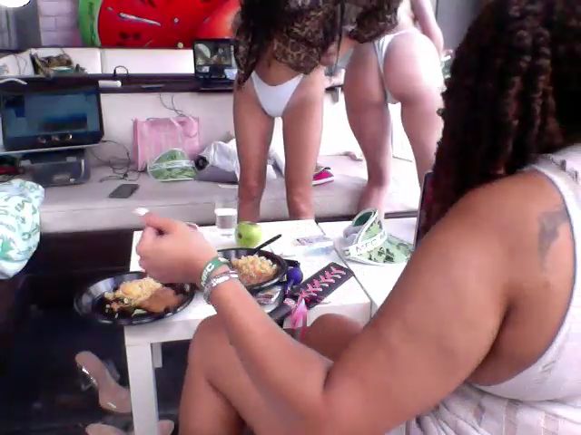 Live sex webcam photo for HoneyBusty69 #269550183