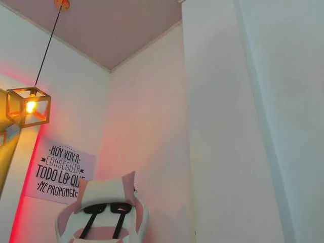 Live sex webcam photo for Mia-Spencer #269533568