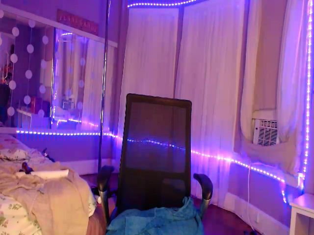 Live sex webcam photo for Iluvishmet #269551857