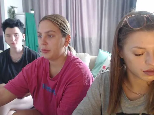 Live sex webcam photo for BugaGirls #269557182