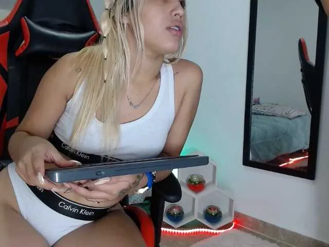 Live sex webcam photo for adri14-1 #269567755