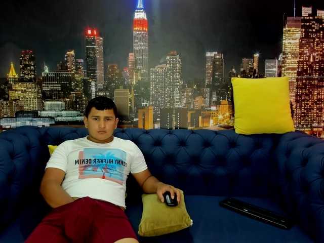 Live sex webcam photo for Roger1Juliet #269552900