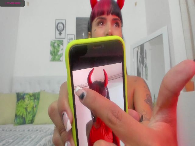 Live sex webcam photo for Morgana_2 #269572045