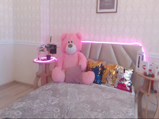 Live sex webcam photo for GinaLewis #269556791