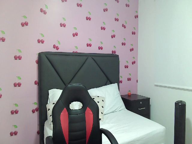 Live sex webcam photo for romina_21 #269558696