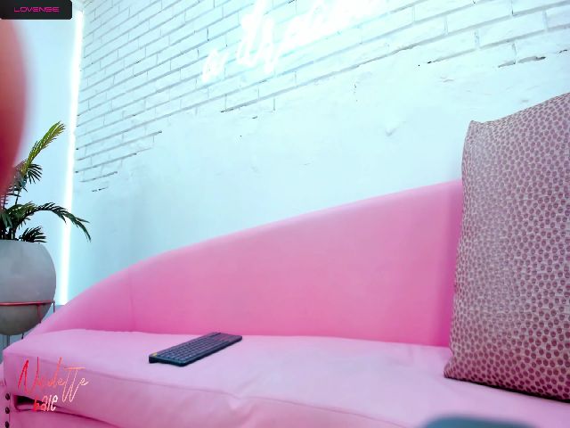 Live sex webcam photo for nicolettebale #269570715