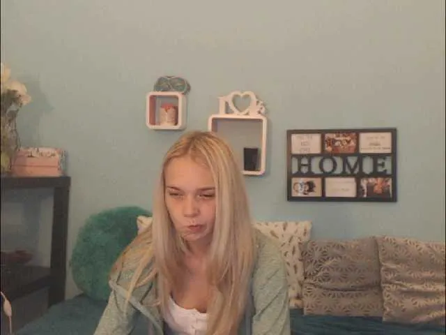 Live sex webcam photo for AnnaHappy18 #269578377
