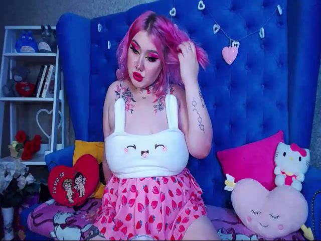 Live sex webcam photo for CurvyAlyce19 #269576917
